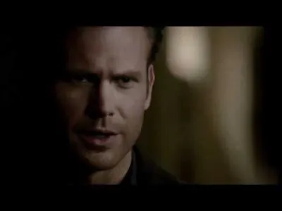 Alaric demande  quelqu'un de l'aider  exterminer tous les vampires de la plante. Qui est cette personne ?