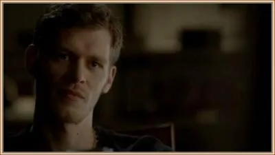 Dans quel corps Klaus se retrouve-t-il aprs avoir t tu ?