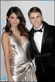 Dans la page Selena Gomez, comment s'appelle sa romance avec Justin Bieber ?