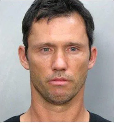 Aprs plusieurs apparitions dans des sries tl  succs, il dcroche en 2007 le premier rle de la srie  Burn notice . Qui est-ce ?