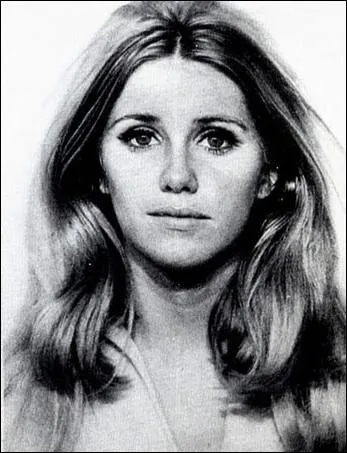 Elle a arrt sa carrire d'actrice en 2001 mais reste une actrice emblmatique du petit cran grce aux sries  Notre belle famille  ou  Three's Company  ? Qui est-ce ?