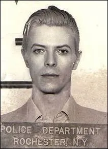 Sa musique est un art, il s'est cr le personnage de Ziggy Stardust et il est aussi acteur. Qui est-ce ?