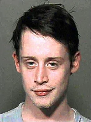 Enfant star des annes 90, tous ses frres et soeurs sont galement acteurs. Il a t le compagnon pendant 8 ans de l'actrice Mila Kunis. Qui est-ce ?