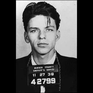 Le crooner par excellence, il est surnomm The Voice et ses chansons sont ternelles. Qui est-ce ?