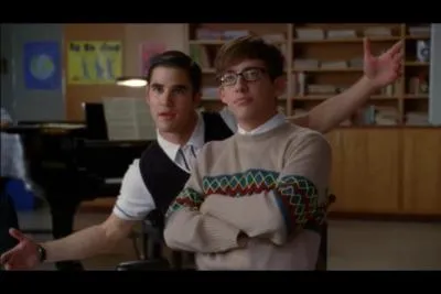 Saison 4 pisode 2 : Pour la semaine Britney, quelle chanson Blaine chante-t-il avec Artie a Brittany ?