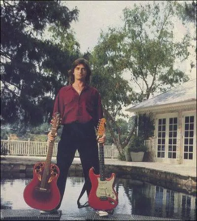 En quelle anne Mike quitte-t-il l'Angleterre pour partir vivre aux Bahamas ?