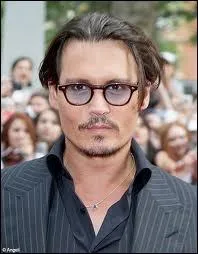 Johnny Depp a quasiment toujours des lunettes, le plus souvent aux verres colors. Ce chanceux millionnaire a notamment fait l'acquisition... ?