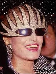 Quelle star franaise a port ses extraordinaires lunettes, se relevant d'une opration dlicate aux yeux ?