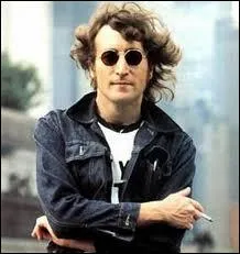 L'un des leaders du groupe Les beatles, John Lennon, qui arborait toujours une paire de lunettes de forme ronde. Lequel de ses fils porte des lunettes galement ?