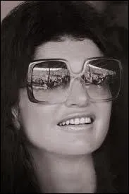 Dans les annes 70, Jackie Kennedy devint Jackie O. (par mariage avec l'armateur grec Aristote Onassis) et se mit  porter ces grosses lunettes de soleil. Quelle anecdote a-t-elle rvl ?