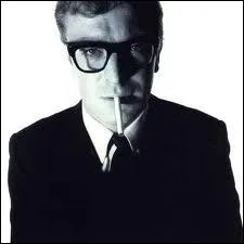 Il est rare qu'un acteur, mme excellent, devienne une vraie star du cinma alors qu'il porte des lunettes. Et qui plus est, joue un clbre agent secret  lunettes ! Qui est-il ?