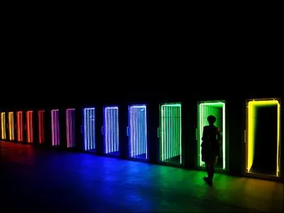 Cette personne en face d'une porte. Mais de quelle couleur est celle-ci ?