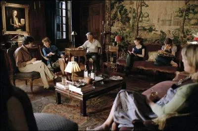 Pierre Collier est mort, assassin chez le snateur Henri Pages au cours d'un week-end de villgiature. Tout semble accuser sa femme Claire. Mais les apparences sont parfois trompeuses.