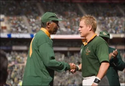 L'lection de Nelson Mandela consacre la fin de l'Apartheid. Mais le pays reste profondment divis. Le prsident mise alors sur le sport pour unifier la nation, et notamment sur le rugby.