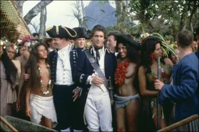 Aprs un mois de traverse prilleuse, la tyrannie du Capitaine William Bligh pousse l'quipage de ce navire  la rvolte. La mutinerie est mene par Christian Fletcher.