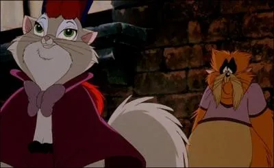 Qui est cette chatte devant ce chat ?