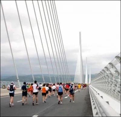 La course du viaduc de Millau qui s'est droule hier, a rassembl 13500 participants. Depuis quand ce viaduc est-il ouvert  la circulation automobile ?