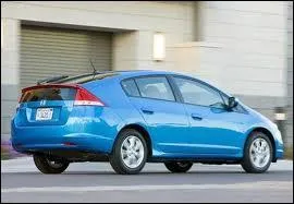 Voiture hybride de la marque Honda, elle concurrence la Toyota Prius. Il s'agit de ...