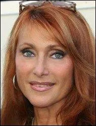 A qui Julie Pitri, demande-t-elle de se lever ?