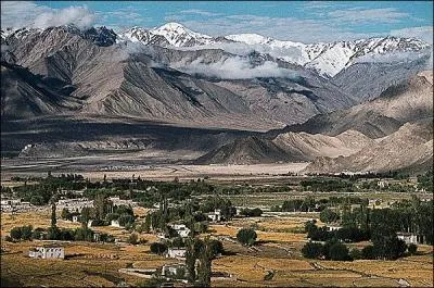 La possession de cette région provoque des tensions proches de la guerre entre l'Inde et le Pakistan.