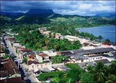 La province de Guantanamo est connue pour sa base navale américaine et son centre de détention. Sur quelle île se trouve-t-elle ?