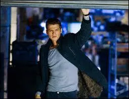 Dans ce film Hayden Christensen et Jamie Bell sont des JUMPERS, ils peuvent sans effort ou accessoire passer d'un endroit  l'autre du monde, de leur ville, de leur banque... Par qui sont-ils poursuivis ?