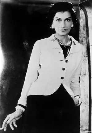 En 1954, Chanel accepte de rouvrir sa maison. Sa premire collection est mal accueillie, car elle s'inscrit  contre-courant du style de quel couturier franais populaire en l'absence de Coco ?