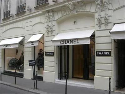 Actuellement, o est situe la boutique Chanel Joaillerie, restaure par la maison Chanel en 1997 ?