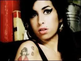 Amy Whinehouse est dcde  l'ge de ... ... ans.