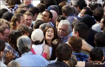 Pendant l'pisode 10 (la foule contre Paul Young et son projet de foyer de rinsertion pour ex-prisonniers), qui dclenche la vritable panique gnrale ?