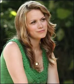 Comment s'appelle la meilleure amie de Lucas qui est galement la femme de Nathan ?