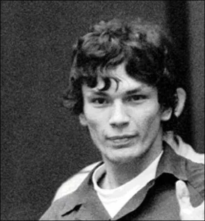 Ayant svi en Californie, il a commis 11 viols et 13 meurtres. Son surnom est 'le traqueur de la nuit' :