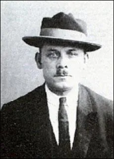 La police a fouill sa maison et a trouv de la chair humaine dans d'normes fioles pour les sels de soin. Un rapport indique les coordonnes de 40 personnes qu'il a assassines et dvores :