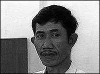 En Indonsie, lors de rituel, il emmena chez lui plus de 40 femmes qu'il enterrait jusqu' la taille et tranglait. Il fut fusill en 2008 dans son pays natal :