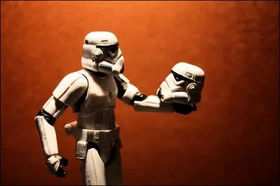 Lui, fait du thtre et il a obtenu le rle principal dans la pice...