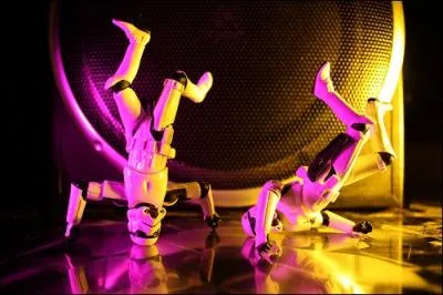 Eux, pour gagner un peu d'argent, danse ...