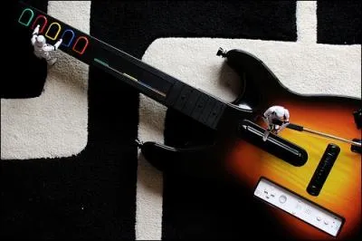 D'autres s'clatent sur leur console de jeu vido, en jouant  Guitar...