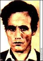 Il choisissait ses victimes au hasard, les attirer dans des endroits sombres, avant de les poignarder violemment des dizaines de fois sur la tte et le cou avec un long couteau :