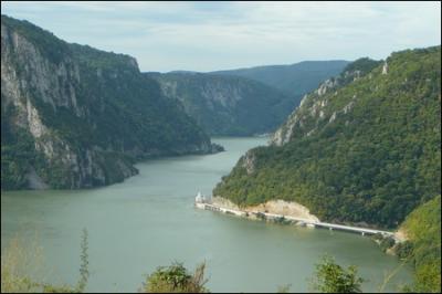 Les  Porte de Fer  dsignent plusieurs lieux gographiques dans le monde. Le plus connu est celui des gorges du Danube, qui servent de frontire entre la Roumanie et...