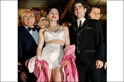 1991 : pop star du film :  In Bed with ... . :