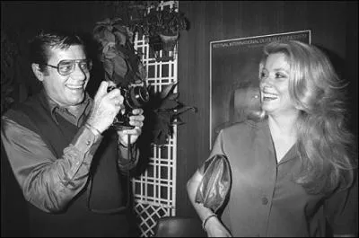1979 : Deneuve se fait prendre en photo par :