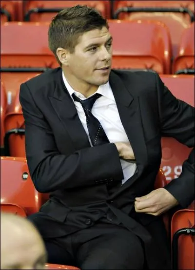 Steven Gerrard joue actuellement  Liverpool.