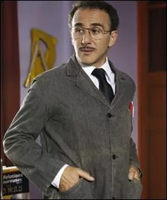 Comment s'appelle celui qui incarne le professeur ?