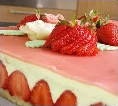 Ce type de gteau qui renferme des fraises entires dans une mousse entre deux gnoises, s'appelle ?