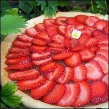 La tarte aux fraises est galement une petite merveille. Celle de la photo comporte de la compote de rhubarbe dessous les fraises. Sur la tarte, faut-il cuire les fraises ou non ?