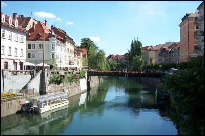 Comment s'crit la capitale de la Slovnie ?