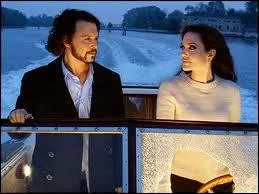 C'est un couple qui dmarrre trangement que celui-ci, qui runit Angelina Jolie et Johnny Depp, en des lieux superbes de Venise. Quel est ce film ?