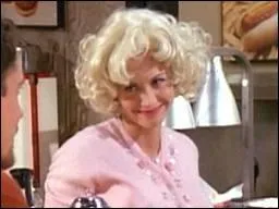 Cet amoureux de Monica, ici en Dolly Parton pour son job de serveuse, va l'emmener dguster une pizza, pour leur premier rendez-vous, en... . Italie ! Qui est-il ?