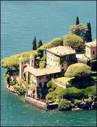 Voici la villa Balbianello, au bord du Lac de Cme ! Si Vesper et Bond s'y sont aims, elle fut aussi le lieu de tournage d'un autre fameux couple d'amoureux, lequel ?