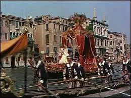 Ce couple trs amoureux traverse Venise dans un silence assourdissant, en dpit de la foule prsente sur le cortge. Quel vnement va  drider  le public italien devant l'oppresseur ?